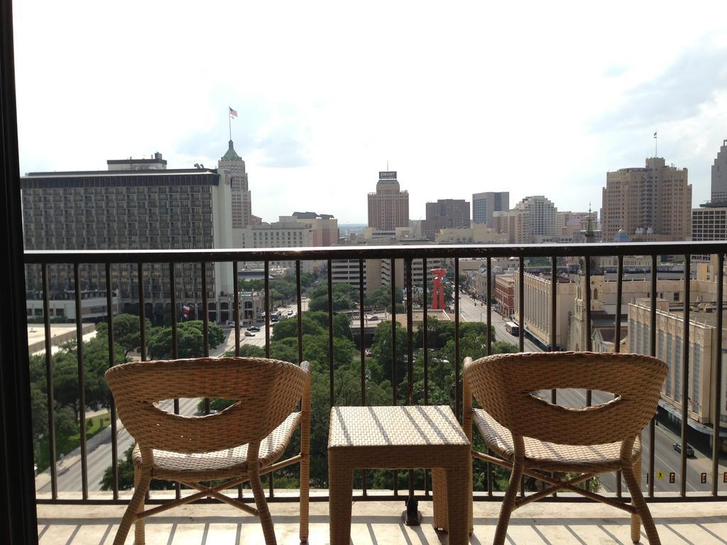 San Antonio Marriott Riverwalk Hotel Exterior photo